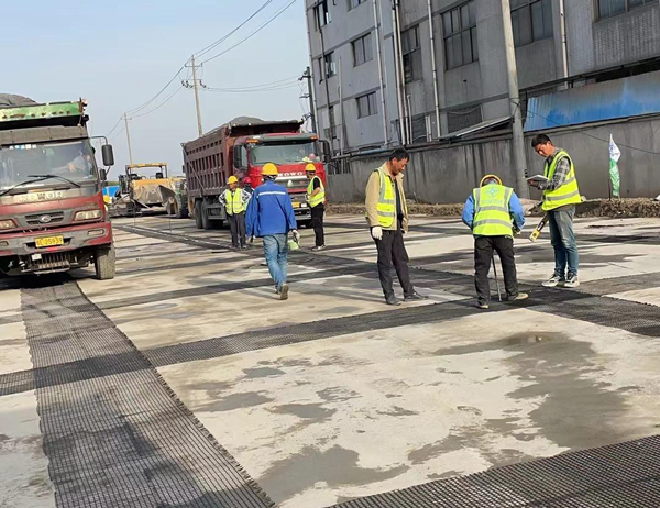 吉木乃老材料的新故事：玻璃纤维土工格栅如何在‘白改黑’浪潮中重获新生？